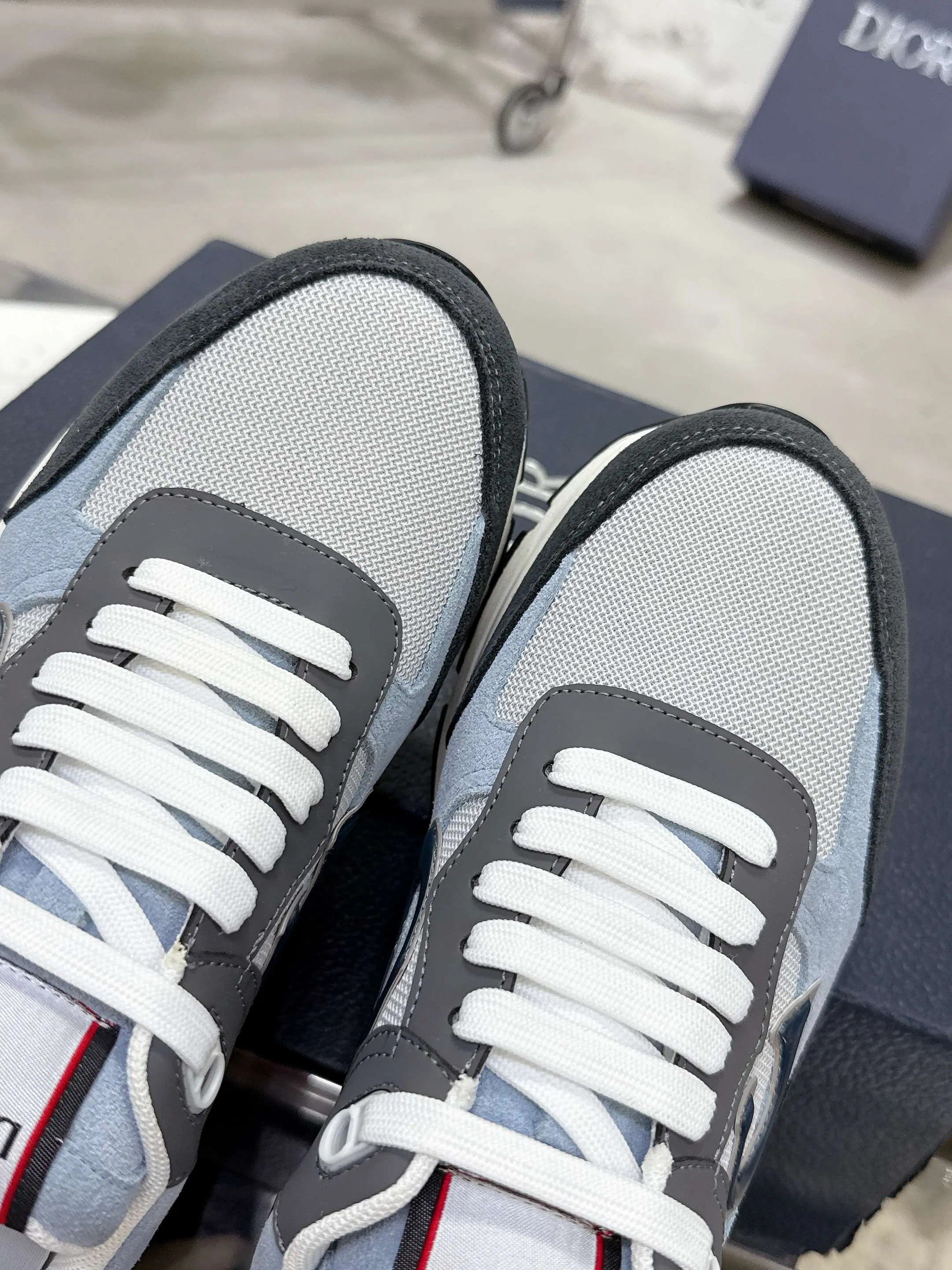 👟👟Ex-factory price 540👟👟 Dior Dior’s latest color matching B30 series dad sneakers. Original version 18,000💰 purchased for development and production. Brand new B30 sneakers. Dad Shoes style shoes that follow the trend of the retro market. The Dior logo on the tongue also indicates that this pair of shoes is the B30 model! B30 uses fine-textured leather and mesh cloth materials to form a shoe body. There are conspicuous letters CD on both sides of the shoe body to indicate identity. Many lines on the shoe body outline details to make the shoes look less monotonous and full of retro flavor. The delivery counter is exquisitely packaged🛍📦 ▪️Fabric: Original customized technical fabric + mesh ▪️Inner lining: Customized breathable lining ▪️Outsole: Original molded IP foam + TPU outsole ▪️Sole thickness: 3.5CM ▪️Size: Men’s size 39-45